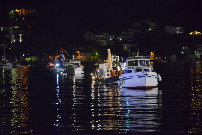 Safety Tips for Night Boating US Harbors